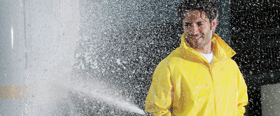 Wasserabweisende Arbeitskleidung gegen Regen und Nässe