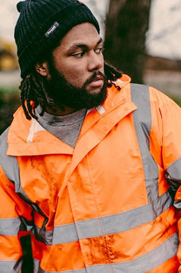 Professionnel portant une veste de travail haute-visibilité orange fluo